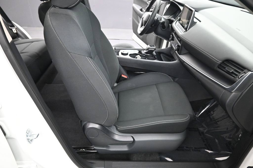 Used 2025 Nissan Rogue S AWD/4WD image 17