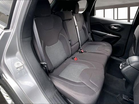 Used 2019 Jeep Cherokee Latitude w/ Popular Appearance Group image 27