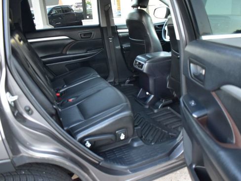 Used 2014 Toyota Highlander LE FWD image 20