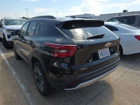 Used 2025 Chevrolet Trax LT FWD image 3