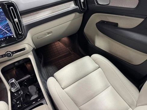 Used 2025 Volvo XC40 B5 Ultra image 19