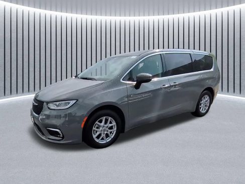 Used 2023 Chrysler Pacifica Touring-L FWD image 5