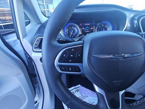Used 2024 Chrysler Pacifica Touring-L image 19
