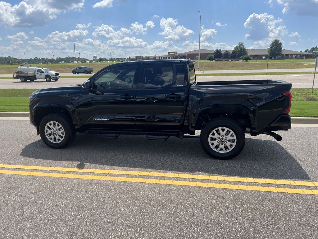 Used 2025 Toyota Tacoma SR5 AWD/4WD image 8