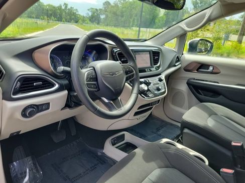 Used 2023 Chrysler Voyager LX FWD image 18