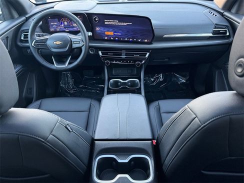 Used 2025 Chevrolet Traverse LT w/ Sun and Wheel Package image 12