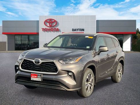Used 2024 Toyota Highlander XLE image 2