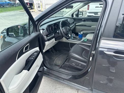 Used 2023 Kia Carnival LX FWD image 5