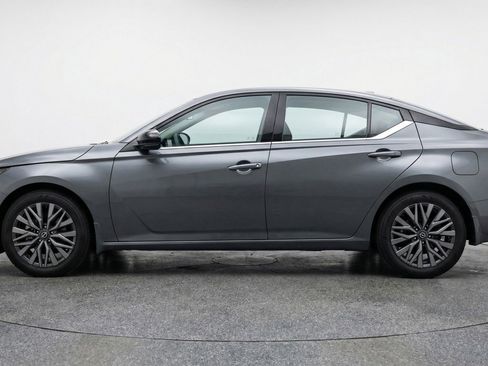 Used 2025 Nissan Altima 2.5 SV FWD image 5