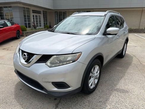 Used 2015 Nissan Rogue SV w/ SV Premium Package FWD image 2