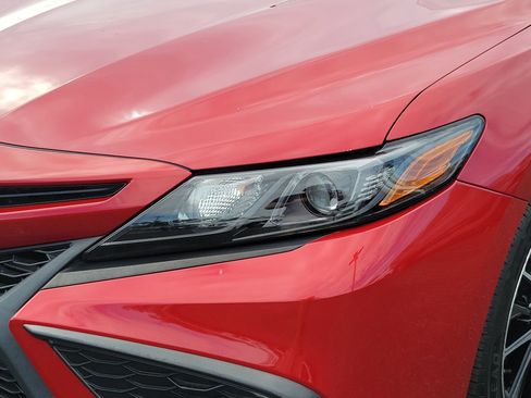 Used 2021 Toyota Camry SE image 13