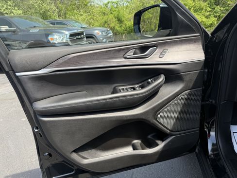 Used 2023 Jeep Grand Cherokee Limited w/ Black Appearance Package AWD/4WD image 10