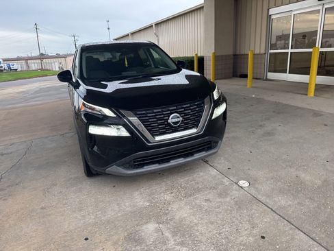 Used 2022 Nissan Rogue SV FWD image 2