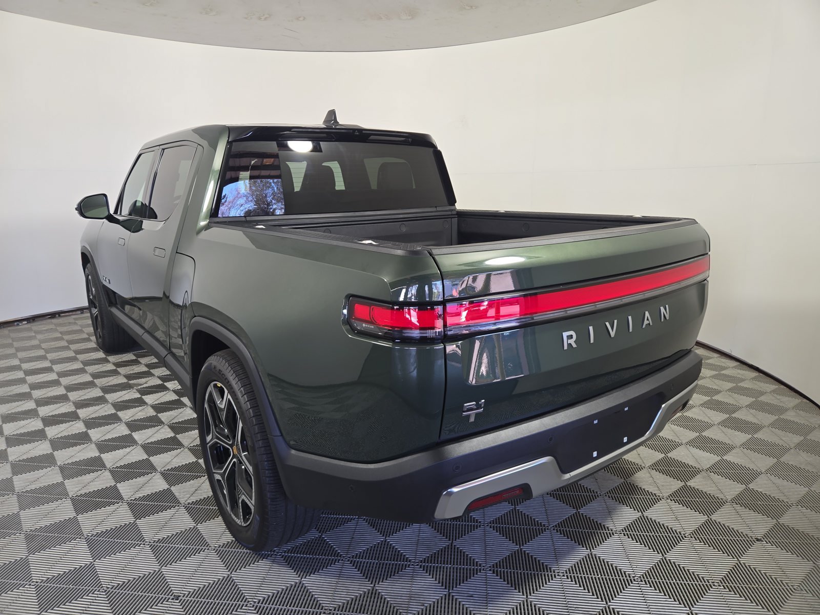 Used 2025 Rivian R1T Adventure Dual AWD/4WD image 3