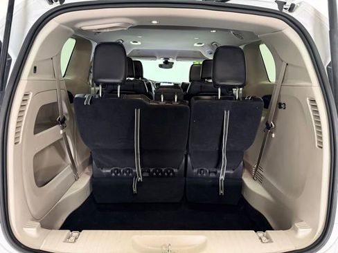 Used 2023 Chrysler Pacifica Touring-L FWD image 10