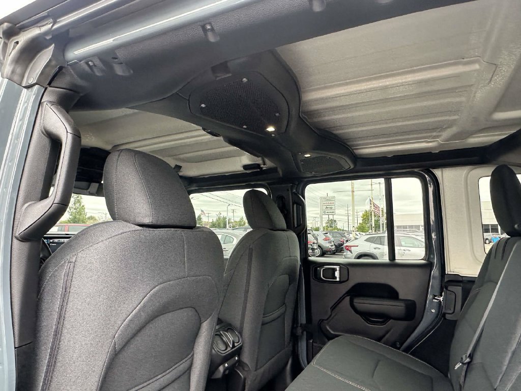 Used 2024 Jeep Wrangler Unlimited AWD/4WD image 17