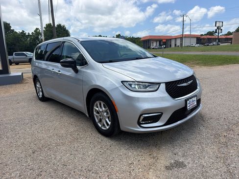 Used 2024 Chrysler Pacifica Touring-L FWD image 23
