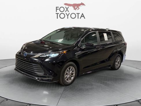 Used 2025 Toyota Sienna LE image 1