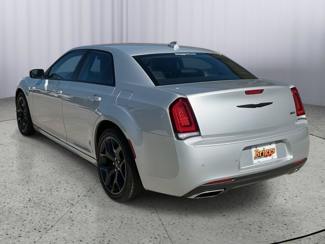 Used 2022 Chrysler 300 Touring L RWD image 3