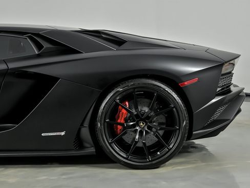 Used 2018 Lamborghini Aventador S image 10