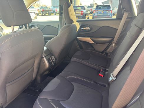 Used 2017 Jeep Cherokee Latitude image 11