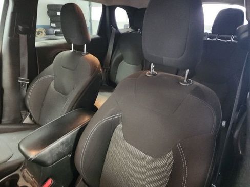 Used 2019 Jeep Cherokee Latitude w/ Cold Weather Group image 10