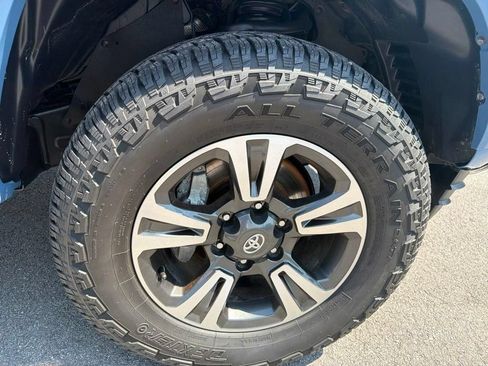 Used 2019 Toyota Tacoma TRD Sport AWD/4WD image 15