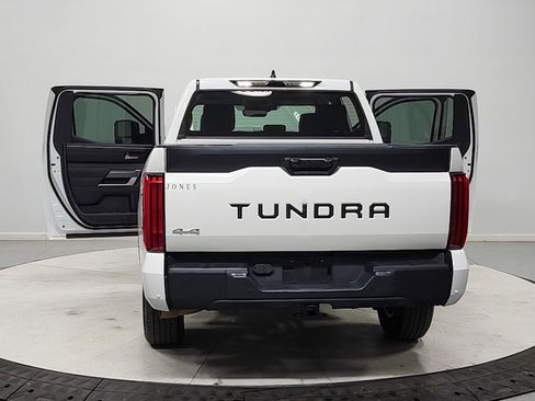 Used 2022 Toyota Tundra SR5 w/ SR5 Convenience Package AWD/4WD image 14