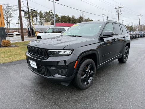 Used 2025 Jeep Grand Cherokee Altitude AWD/4WD image 3