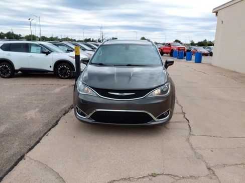 Used 2019 Chrysler Pacifica Touring-L Plus FWD image 9