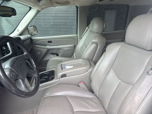 Used 2006 Chevrolet Suburban LS w/ Smart Select Package RWD image 5