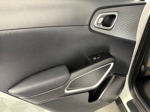 Used 2025 Kia Soul LX w/ LX Technology Package FWD image 26