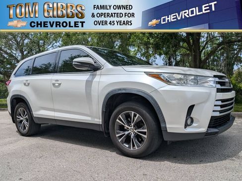 Used 2019 Toyota Highlander Plus AWD/4WD image 1