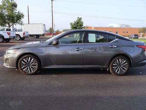 Used 2025 Nissan Altima 2.5 SV FWD image 2