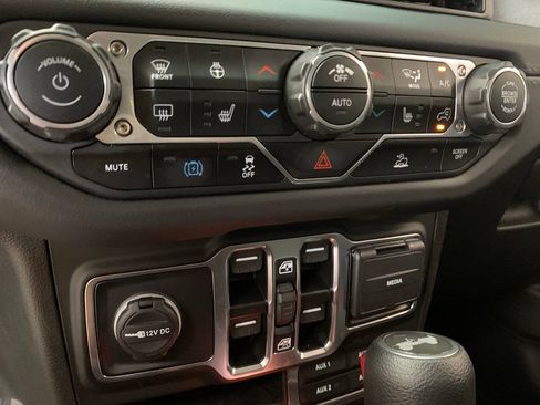 Used 2025 Jeep Wrangler Unlimited Sahara AWD/4WD image 22