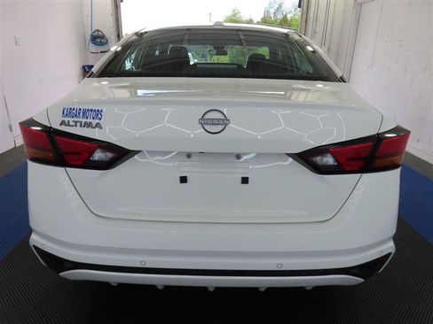 Used 2025 Nissan Altima 2.5 SV FWD image 11