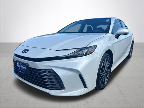 Used 2026 Toyota Camry XLE AWD/4WD image 2