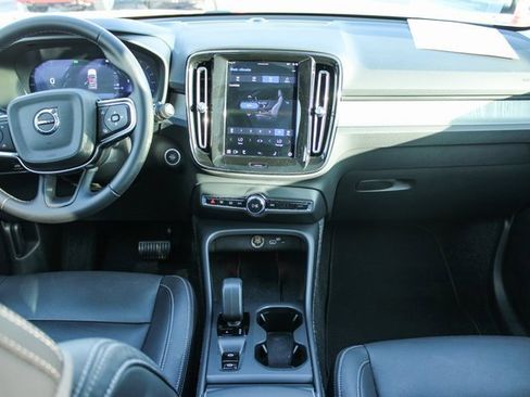 Used 2025 Volvo XC40 B5 Core image 17
