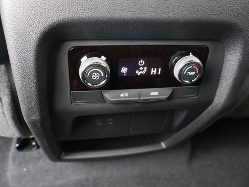 Used 2025 Chevrolet Traverse LT w/ Sun and Wheel Package image 24