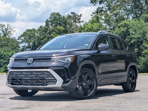 Used 2025 Volkswagen Taos SE w/ Black Wheel Package FWD image 4