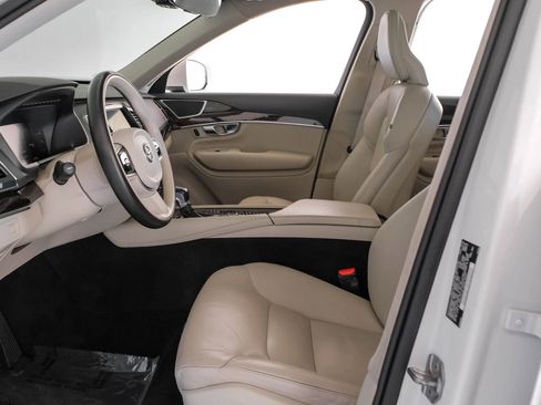 Used 2019 Volvo XC90 T5 Momentum image 3