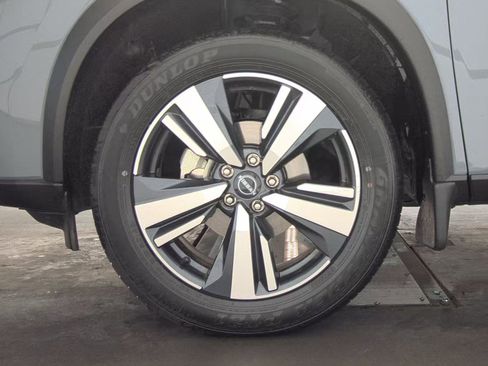 Used 2025 Nissan Rogue SL AWD/4WD image 10