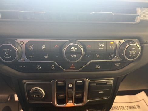 Used 2025 Jeep Wrangler Unlimited Sahara AWD/4WD image 31