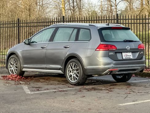 Used 2017 Volkswagen Golf Alltrack SE image 6