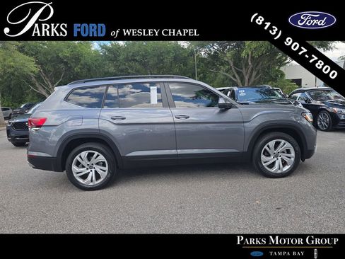 Used 2023 Volkswagen Atlas SE w/ Panoramic Sunroof Package FWD image 3