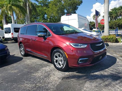 Used 2023 Chrysler Pacifica Limited image 2