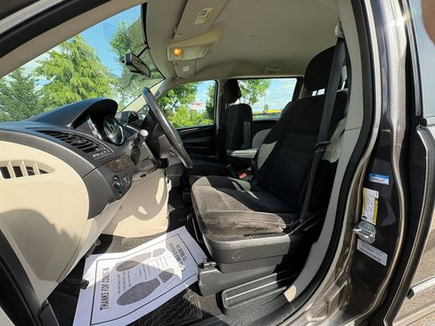 Used 2016 Dodge Grand Caravan American Value Package w/ UConnect Hands-Free Group FWD image 9