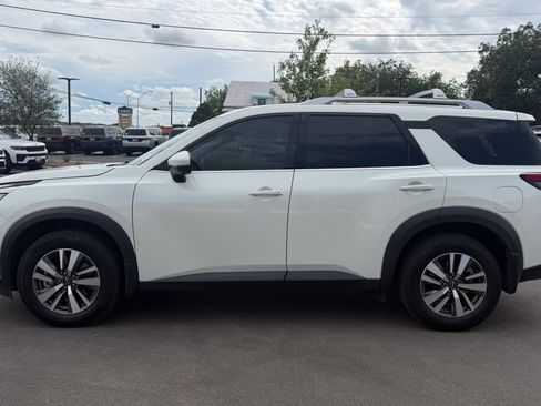 Used 2024 Nissan Pathfinder SL FWD image 8