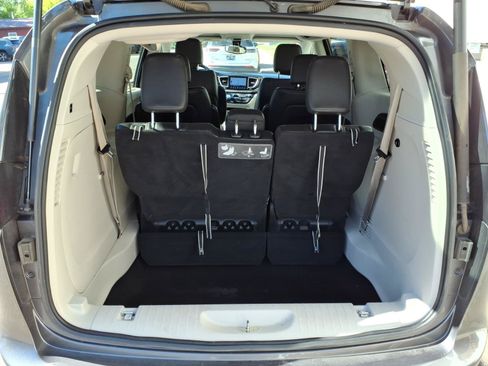 Used 2017 Chrysler Pacifica Touring-L FWD image 20