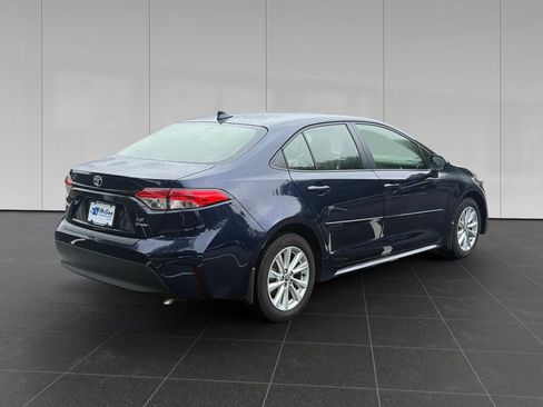 Used 2025 Toyota Corolla LE w/ LE Premium Package FWD image 5